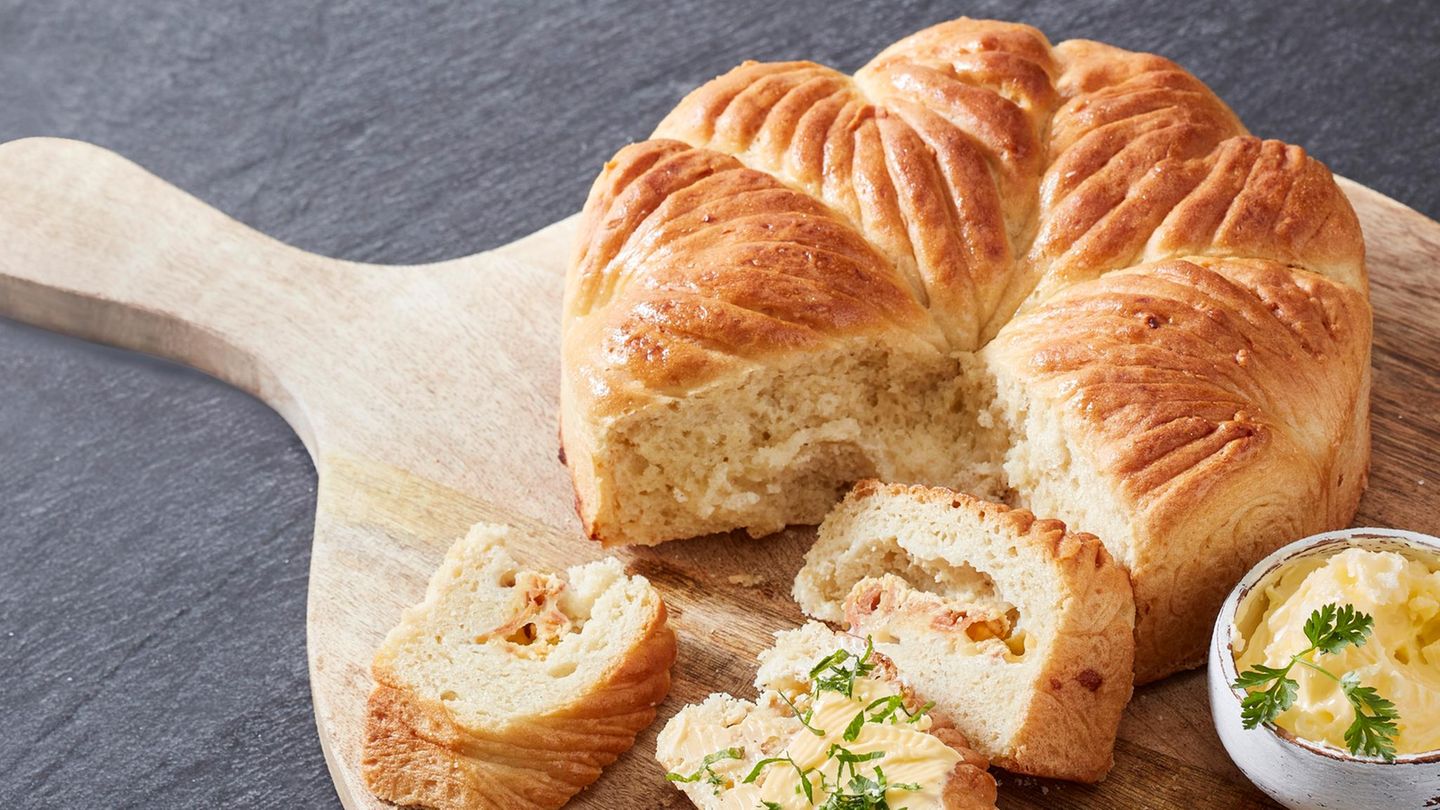 Spanisches Hefebrot mit Schinken und Manchego: pikantes Brot