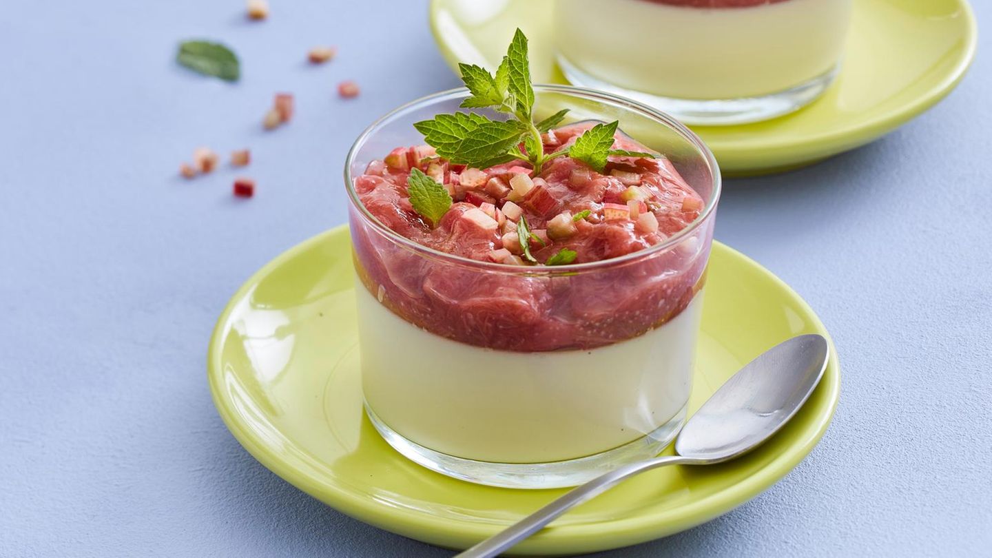 Gewürz-Panna-cotta mit Rhabarber: frühlingshaftes Dessert