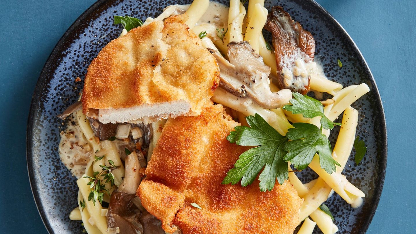 Knusperschnitzel mit Rahmpilzen: deftiges Mittagessen