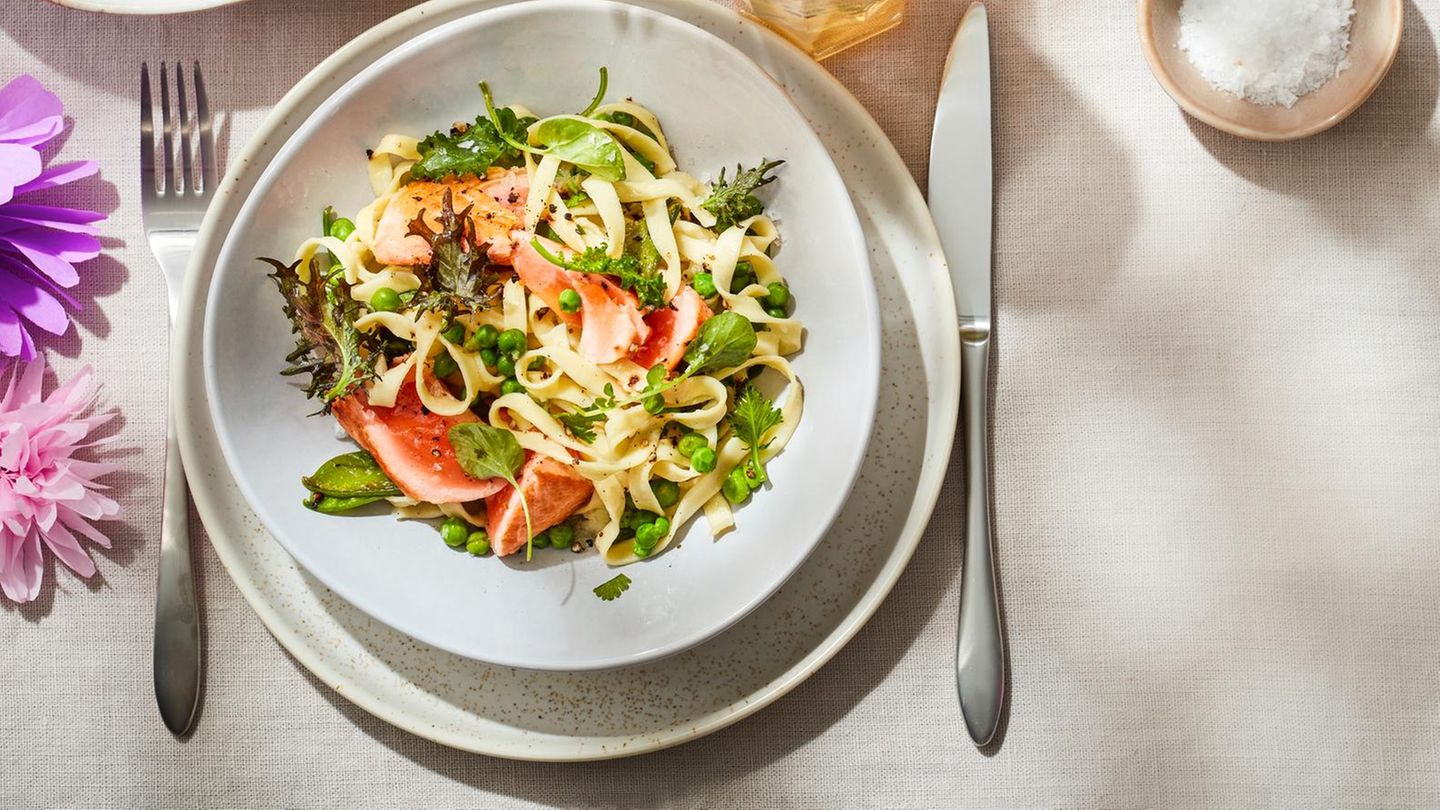 Lachsnudeln mit Sellerie-Ingwer-Pesto: würzig & frühlingsfrisch