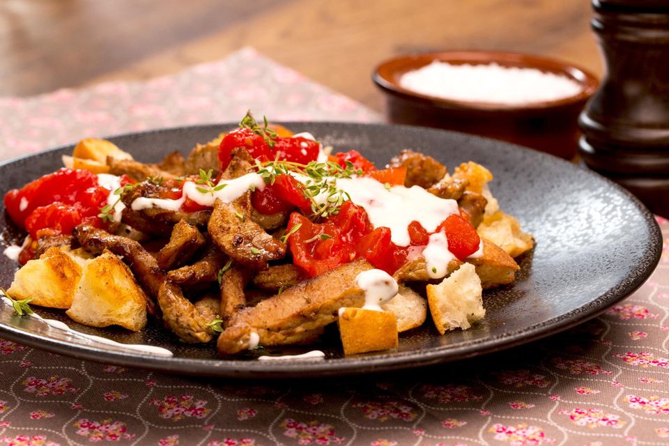 Iskender Kebap mit Joghurt und Tomatensauce - [ESSEN UND TRINKEN]