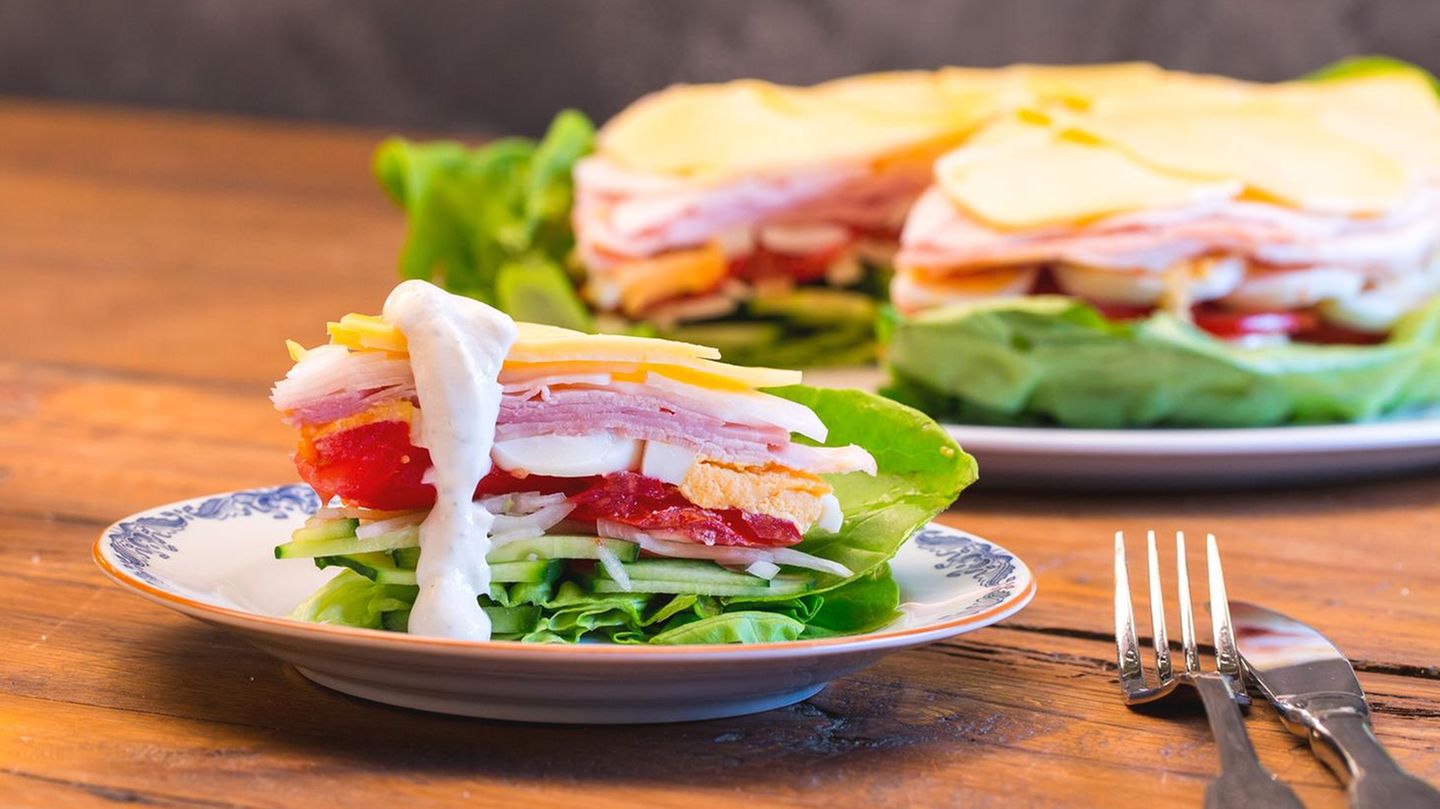 Salattorte: gut vorzubereiten für Party oder Brunch