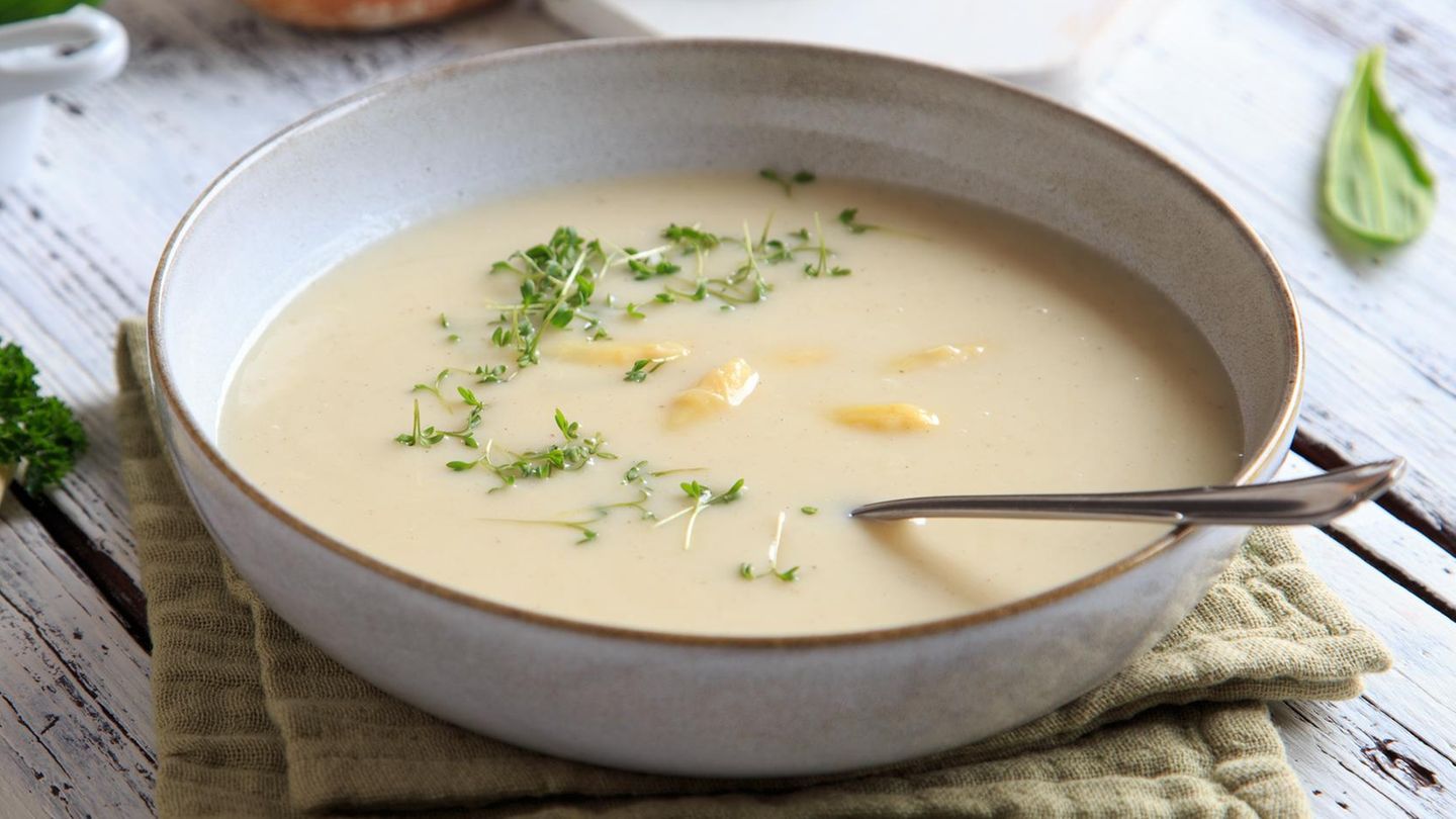 Cremesuppe aus weißem Spargel: klassische Vorspeise