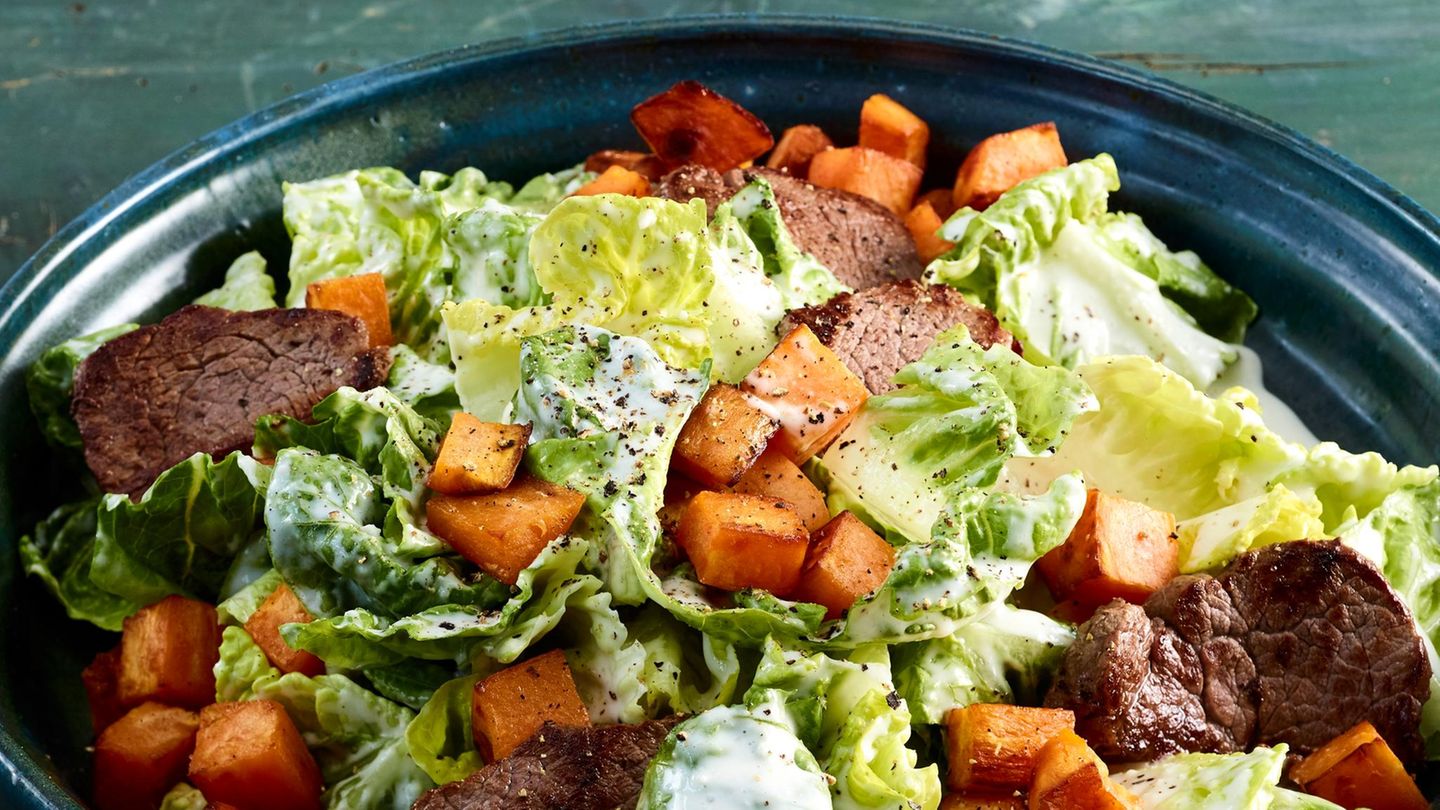 Caesar Salad mit Süßkartoffeln und Rinderfilet