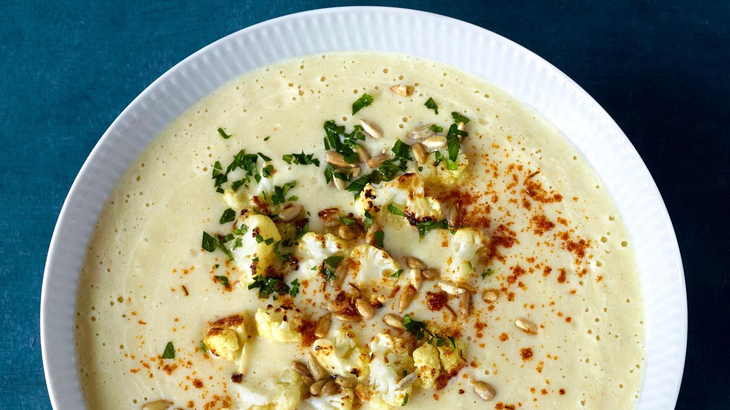 Würzige Blumenkohlsuppe: Low Carb Suppe in 30 Minuten