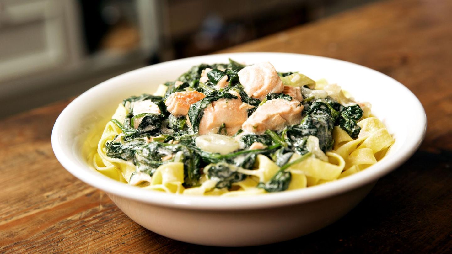 Rezept für Bandnudeln mit frischem Spinat und Lachs Rezept
