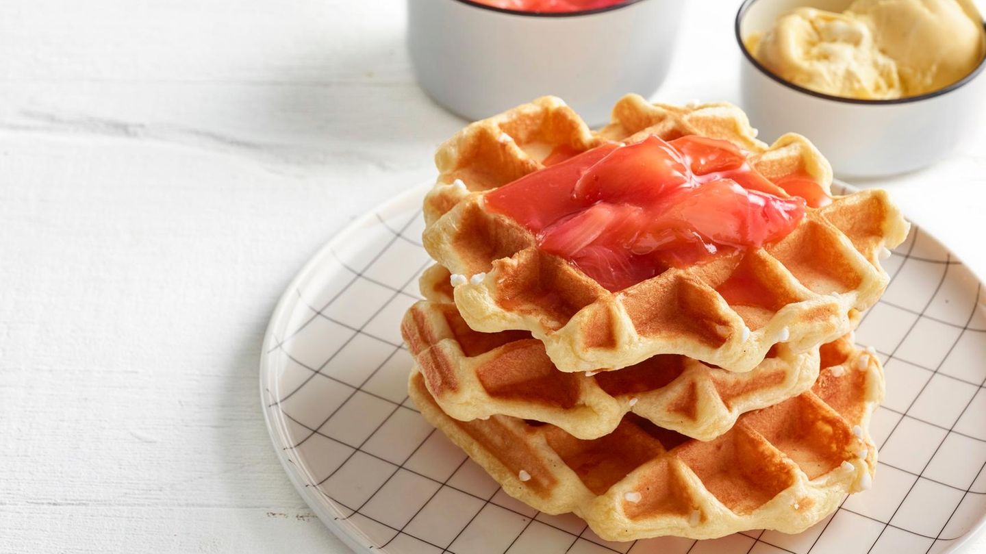 Hefewaffeln mit Rhabarberkompott: einfach & köstlich