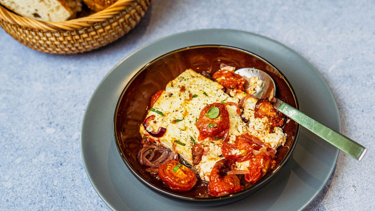 Feta mit Tomaten aus der Heißluftfritteuse: schnell & Low Carb