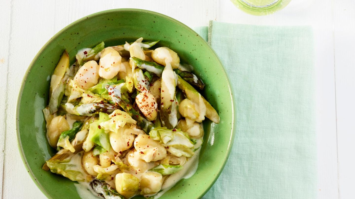 Spitzkohl-Spargel: Pfannengericht mit Frühlingsgemüse
