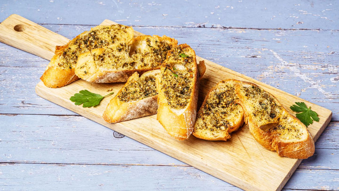 Knoblauchbrot aus der Heißluftfritteuse: fertig in wenigen Minuten