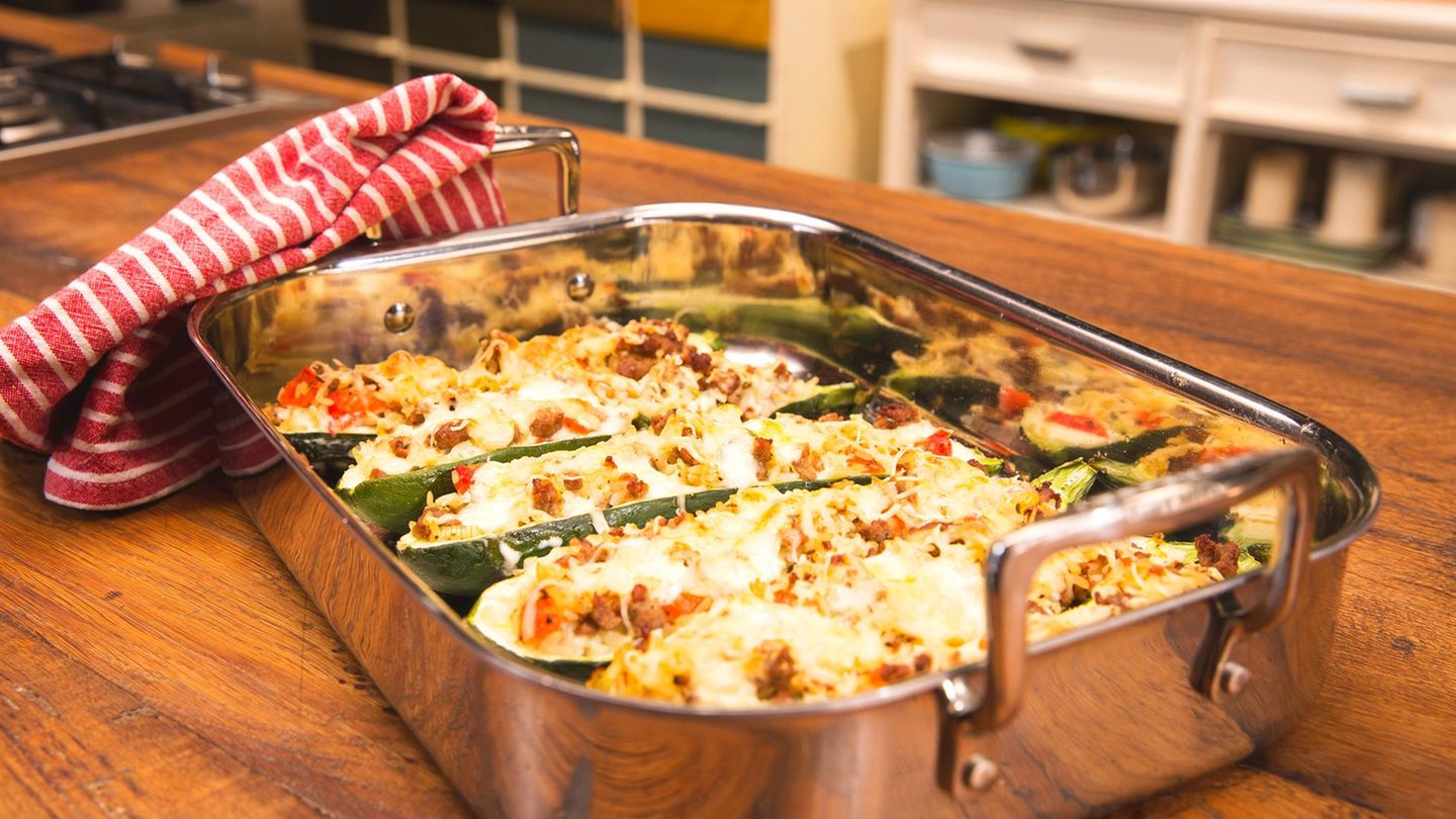 Zucchini mit Hackfleisch-Reis-Füllung und Käse überbacken