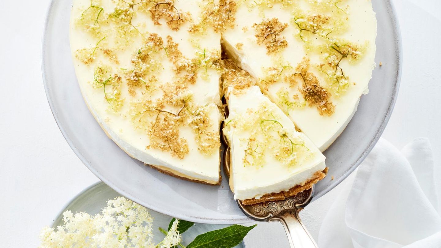 Holunderblüten-Lemon-Curd-Torte: prachtvolle Torte im Frühling