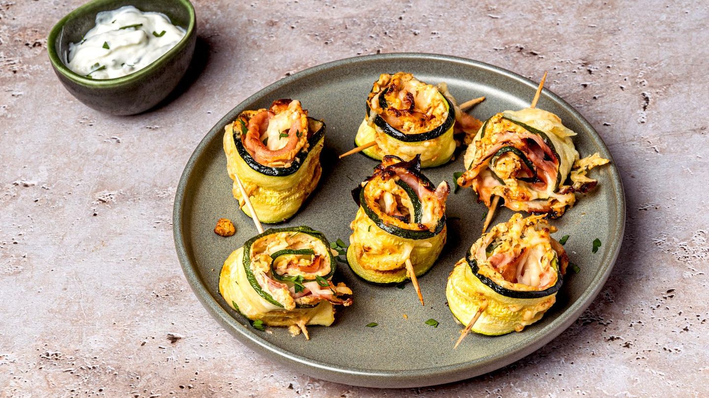 Zucchini-Röllchen aus der Heißluftfritteuse: Low Carb Fingerfood