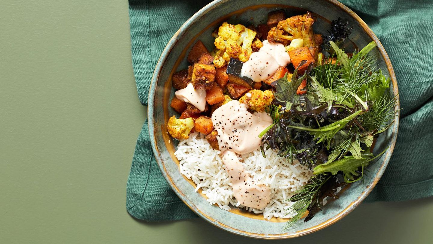 Reis-Bowl mit geröstetem Gemüse: orientalisch & vegan