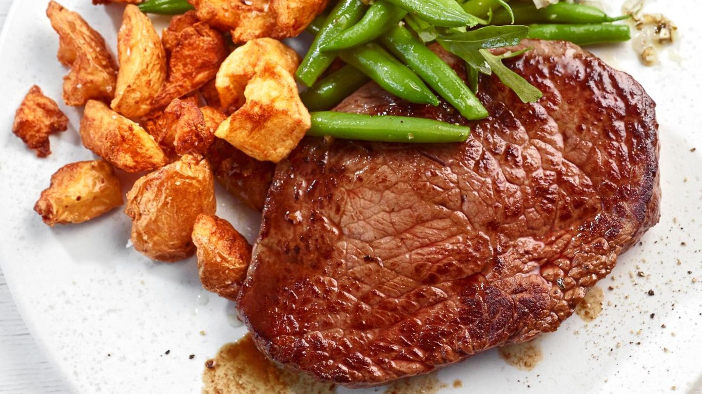Steak mit Pfannen-Pommes und Bohnen-Rauke-Salat