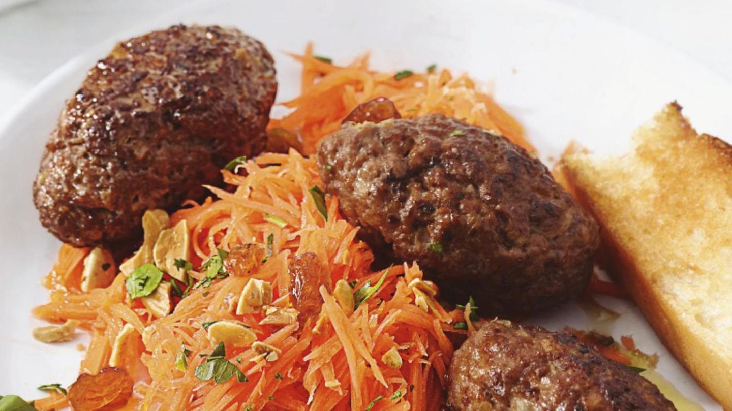 Große Cevapcici mit Möhrensalat: würzig trifft knackig