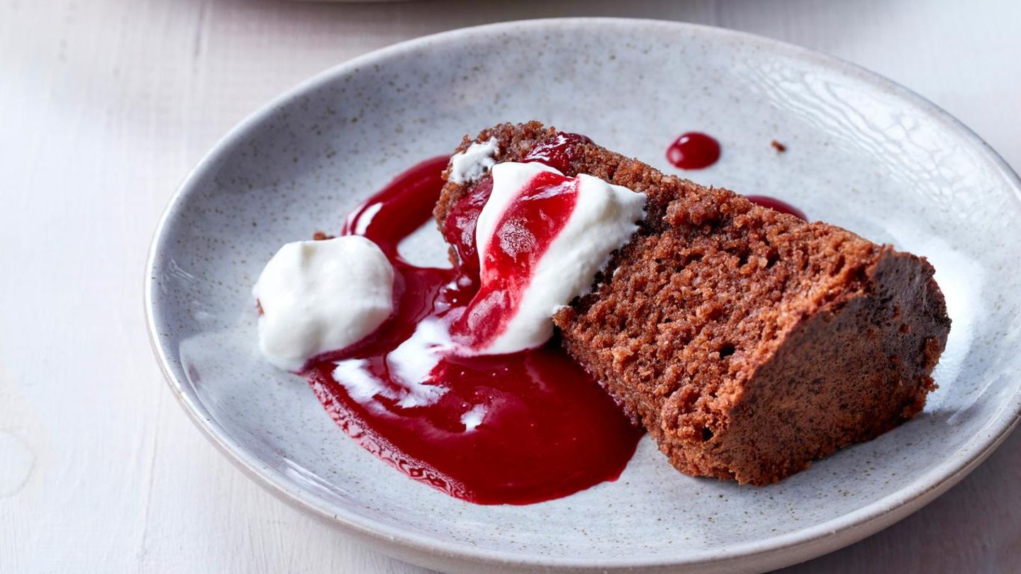 Gebackener Schoko-Pudding mit Himbeer-Rosmarin-Sauce