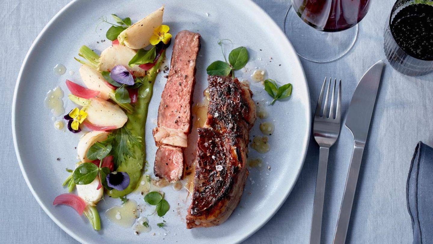 Rib-Eye-Steak mit Zwiebeln und Rüben: feine Hauptspeise