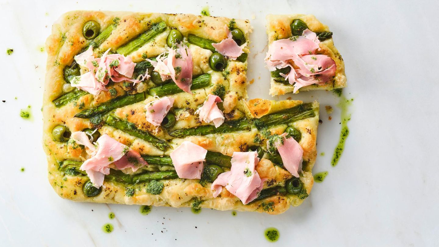 Focaccia mit Spargel und Prosciutto