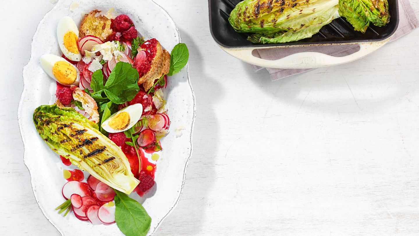 Gegrillter Römersalat mit Himbeeren und Parmesan