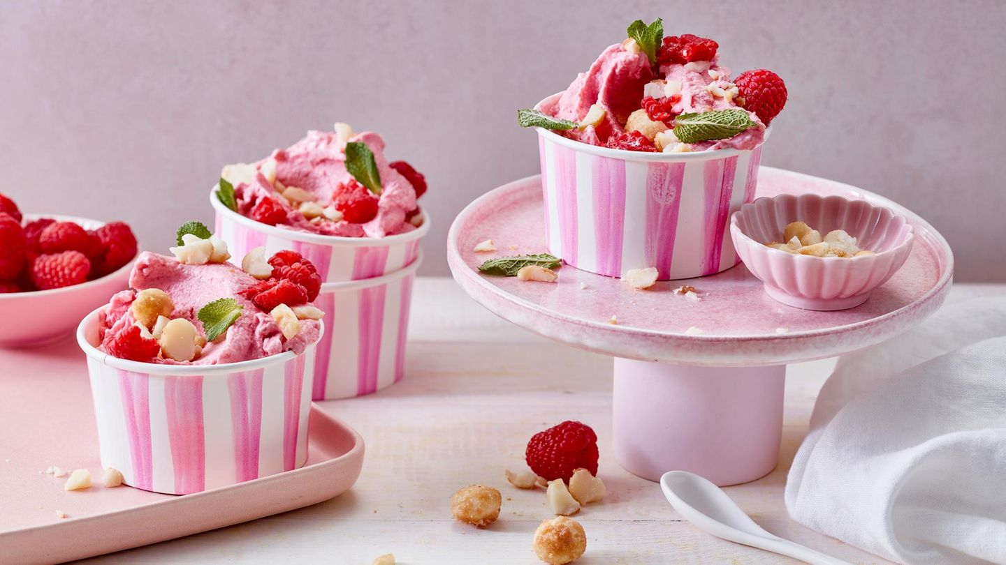 Himbeer-Frozen-Joghurt mit karamellisierten Macadamianüssen