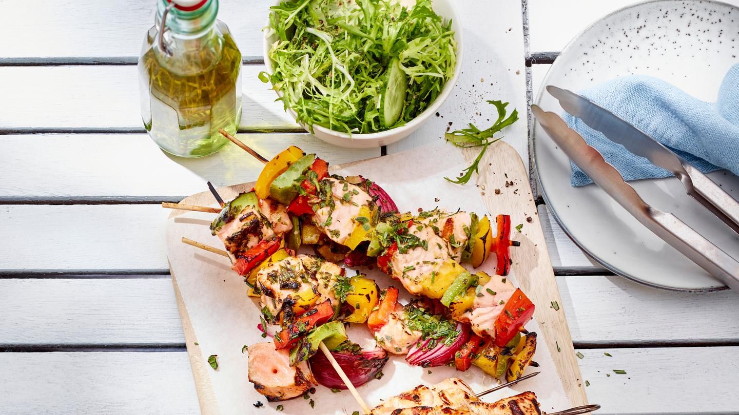 Lachs-Gemüse-Spieße vom Grill mit Salat