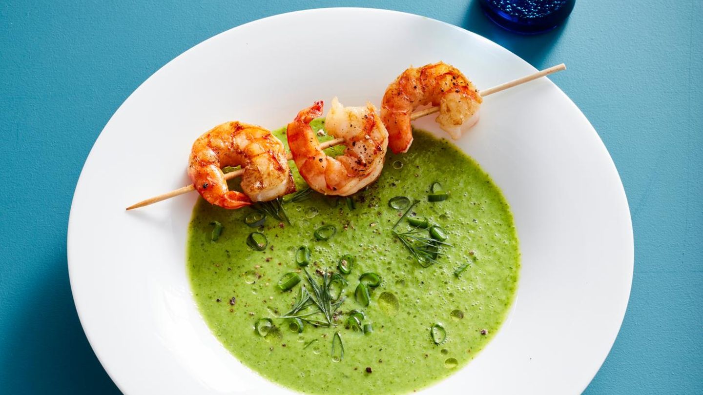 Gurken-Gazpacho mit gegrillten Garnelen