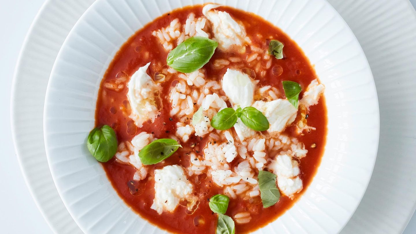 Tomaten-Reis-Suppe mit Mozzarella: schnell & einfach