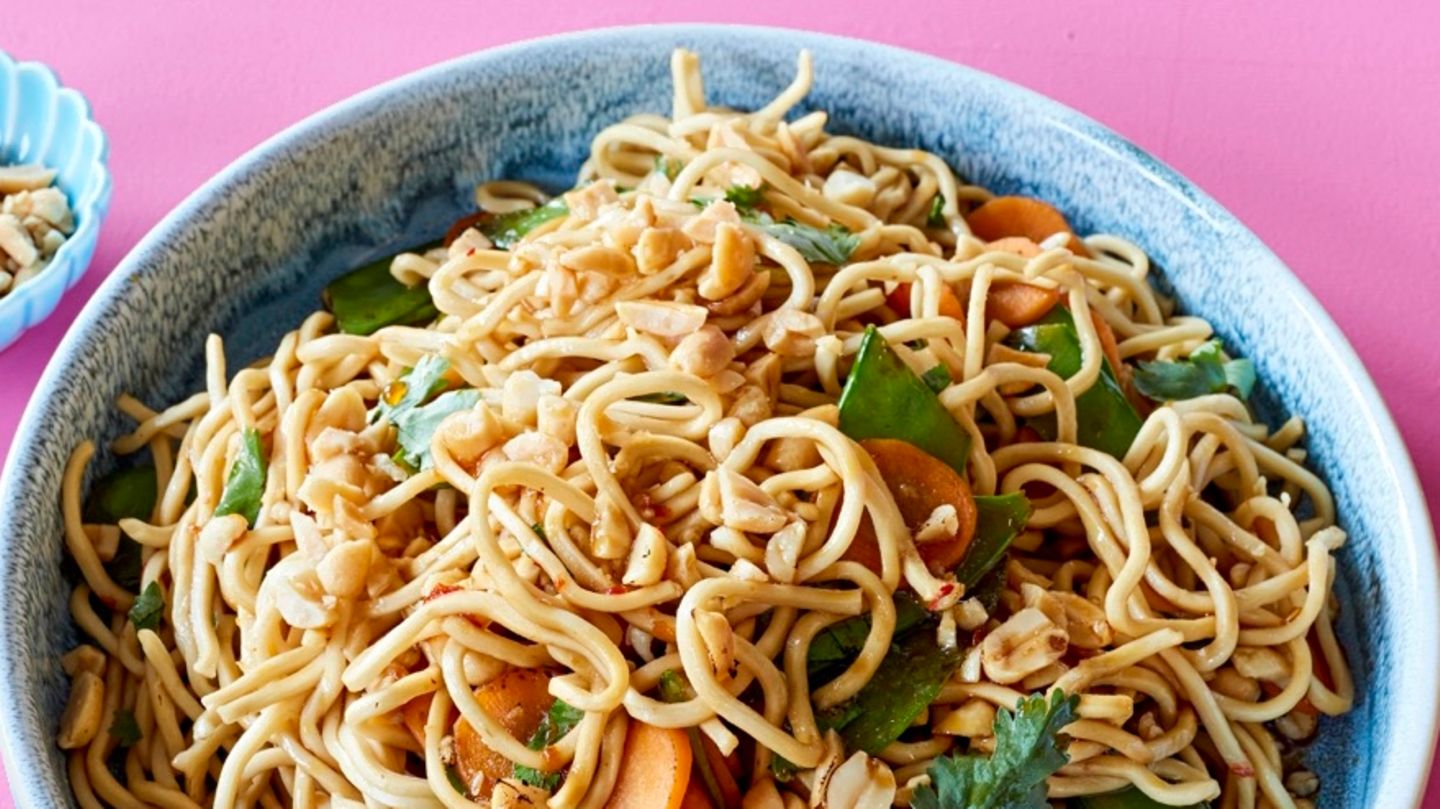 Bratnudeln mit Erdnuss: 15-Minuten-Rezept